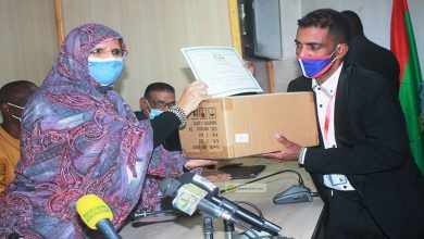 Photo de Le Conseil Régional de Nouakchott livres du matériel de désinfection à 20 coiffeurs du syndicat de la profession