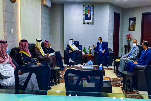 Photo de Le ministre des Affaires étrangères s’entretient avec le conseiller de cabinet royal du Royaume d’Arabie Saoudite