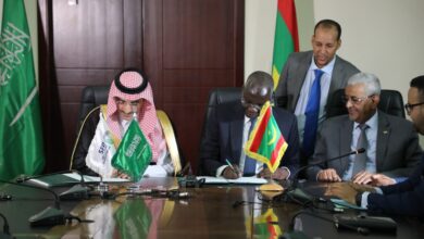 Photo de Le Fonds saoudien pour le développement signe un accord de développement et ouvre trois projets de développement dans les secteurs de l’eau, de la santé et de l’éducation en Mauritanie
