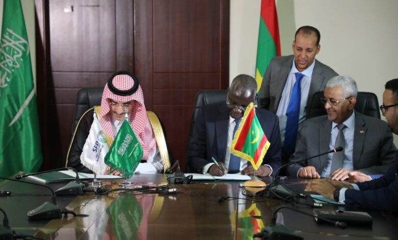 Photo de Le Fonds saoudien pour le développement signe un accord de développement et ouvre trois projets de développement dans les secteurs de l’eau, de la santé et de l’éducation en Mauritanie