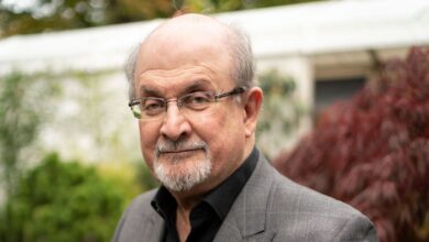 Photo de L’écrivain Salman Rushdie hospitalisé après avoir été  poignardé sur scène dans l’État de New York