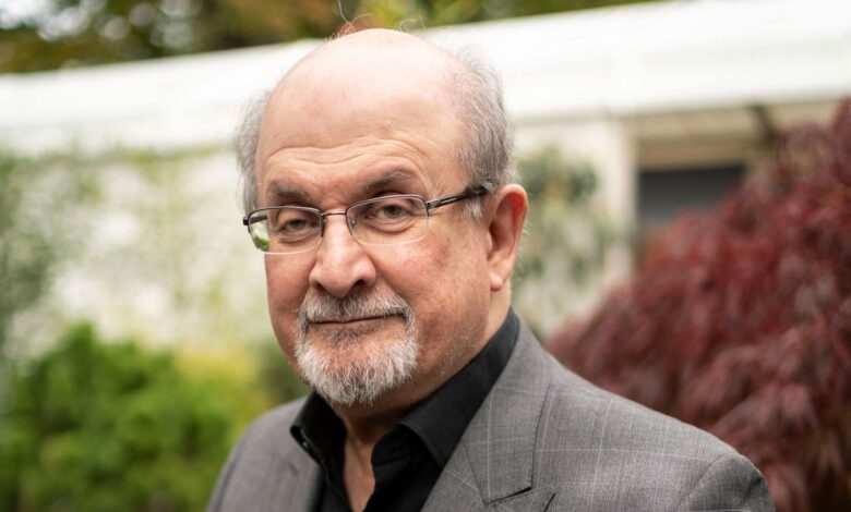 Photo de L’écrivain Salman Rushdie hospitalisé après avoir été  poignardé sur scène dans l’État de New York