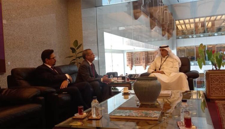 Photo de Le ministre de l’Agriculture, en visite au Koweït, rencontre le directeur général du FADES